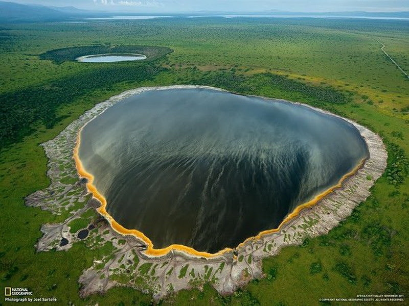 Бездонное озеро в кратере потухшего вулкана. Находится на территории Национального парка королевы Елизаветы в Уганде. Это кратер с одним из самых глубоких в мире озер - до 1500 метров в глубину.