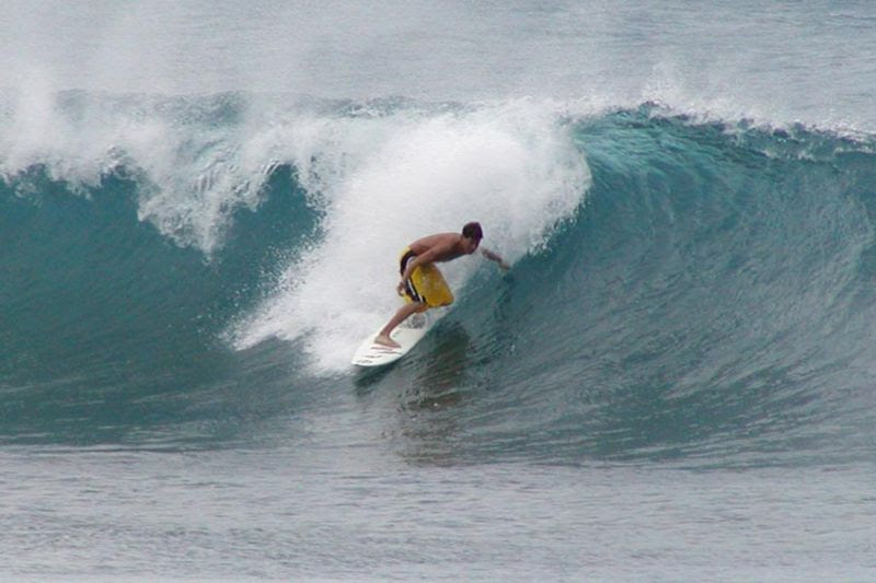 Ficheiro:Oahu North Shore surfing hand drag.jpg