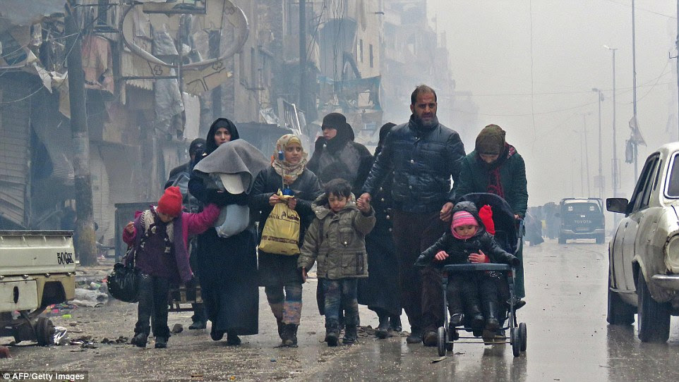 Um funcionário da oposição disse que havia 800 pessoas doentes e feridos que necessitam de evacuação médica imediata de Aleppo oriental