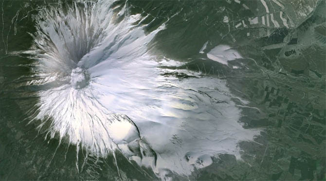 O Monte Fuji é a mais alta montanha do Japão. É um vulcão ativo, porém de baixo risco de erupção. Ele é um dos símbolos mais conhecidos do Japão, sendo frequentemente retratado em obras de arte e fotografias e recebendo muitas visitas de alpinistas e turistas.