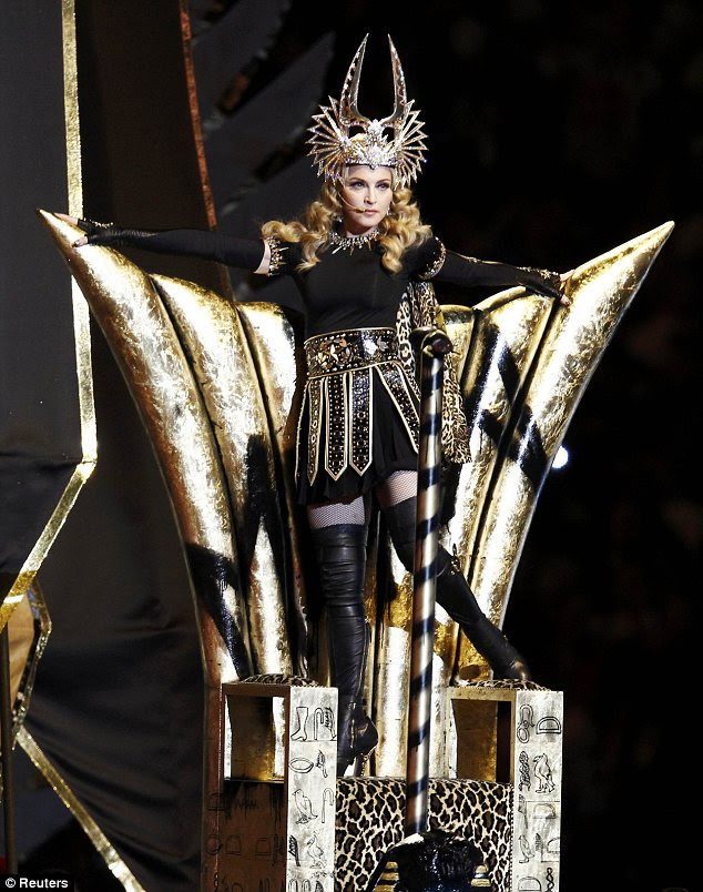 Rainha egípcia encontra gladiador romano: look de Madonna Couture Givenchy para o desempenho a meio tempo no Superbowl americano