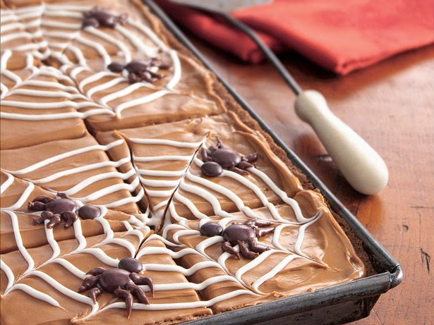 Spiderweb Applesauce Cake