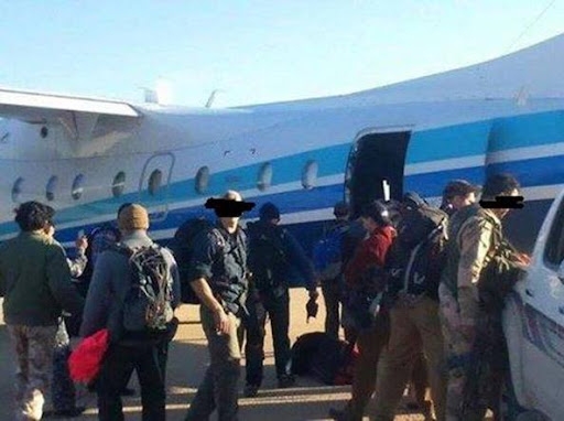 Membri forze speciali Usa nella base libica, vicino il loro aereo (Oryx Blog)