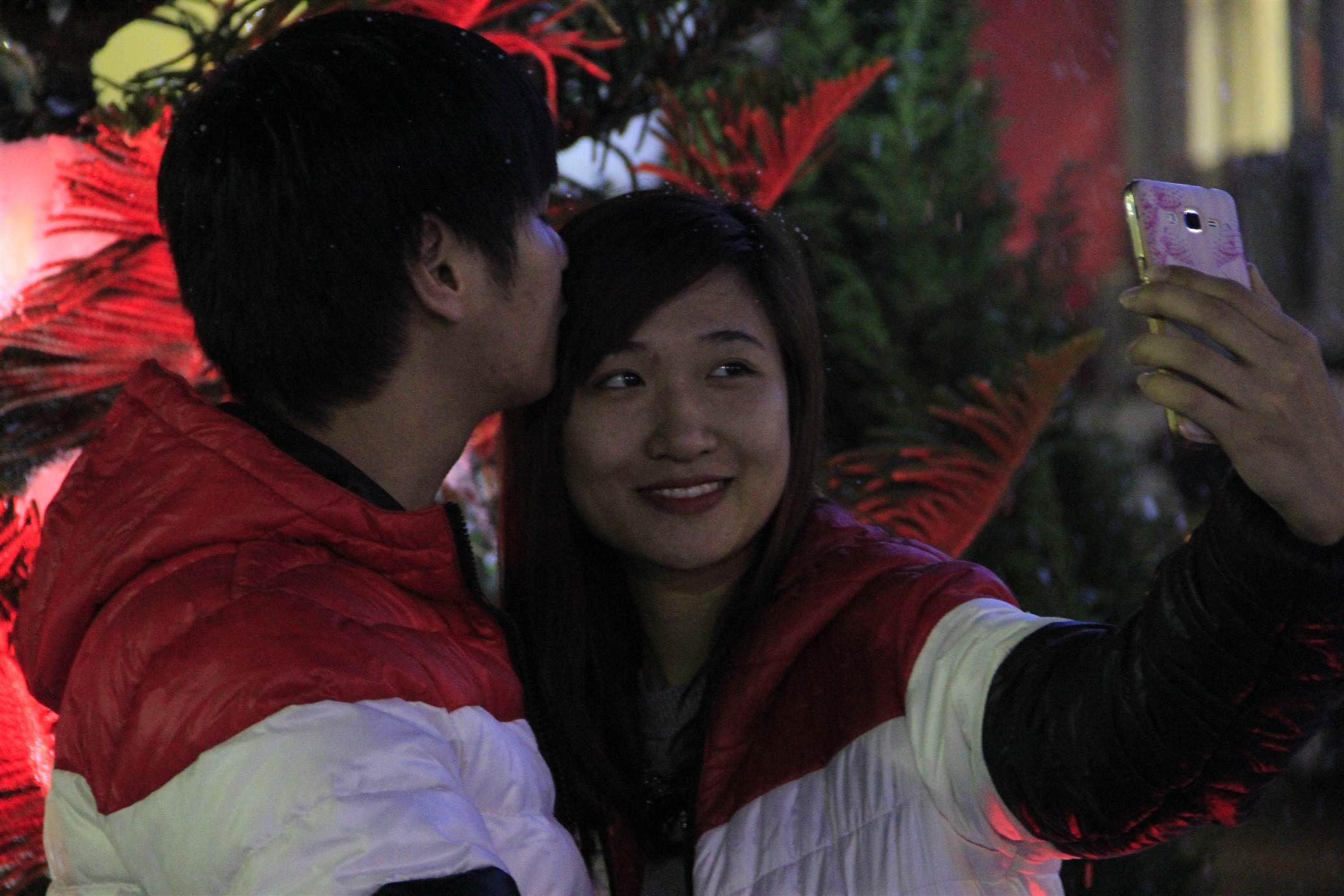 Hà Nội: Hot girl tự sướng giữa tuyết trắng trong đêm Noel - ảnh 12 Hình ảnh Hà Nội: Hot girl tự sướng giữa tuyết trắng trong đêm Noel số 12