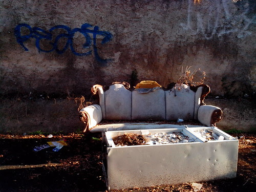 Un divano e un frigo nella via dei Cappuccini by Ylbert Durishti