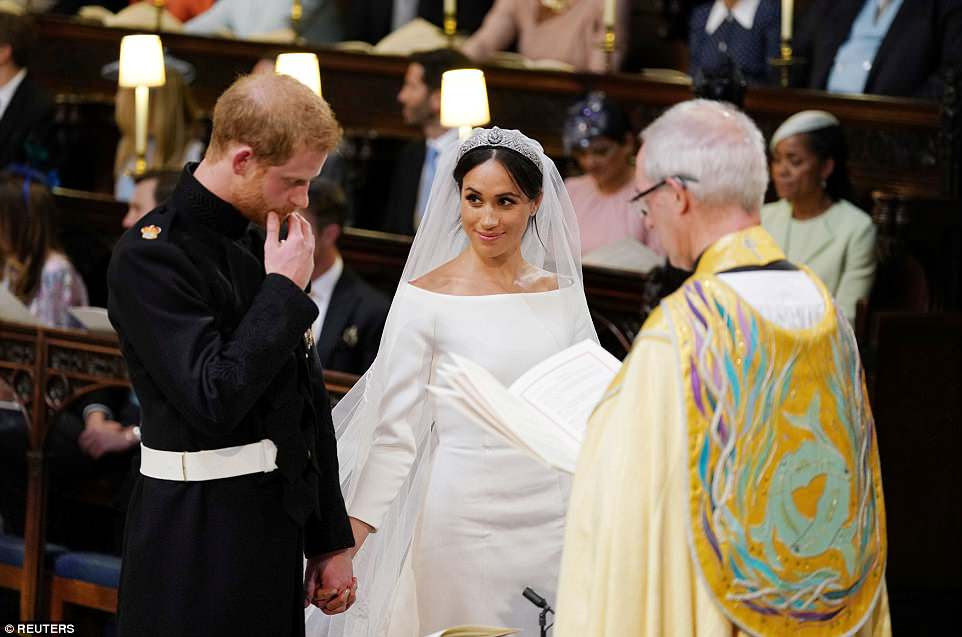 Harry parecia muito emocionado com os pontos no culto e vários outros na congregação choravam em seu dia feliz