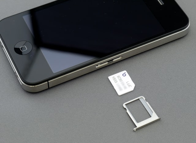 How to change SIM card on iPhone 4? - Pluggio.com