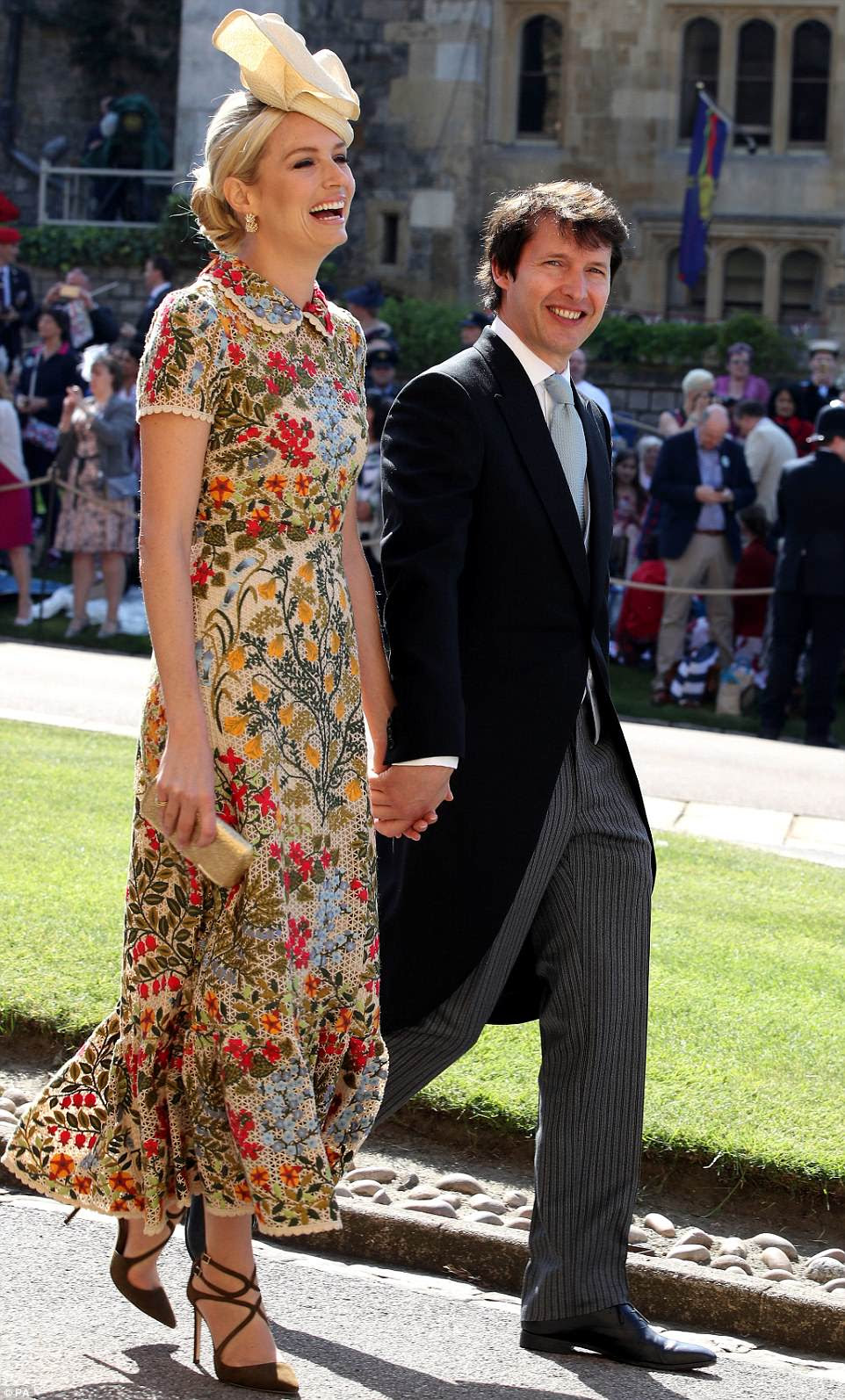 James Blunt e sua esposa Sofia Wellesley estão entre as grandes estrelas que foram convidadas por Meghan e Harry hoje