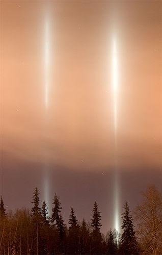 http://upload.wikimedia.org/wikipedia/commons/8/82/FairbanksUAFLightPillars.jpg
