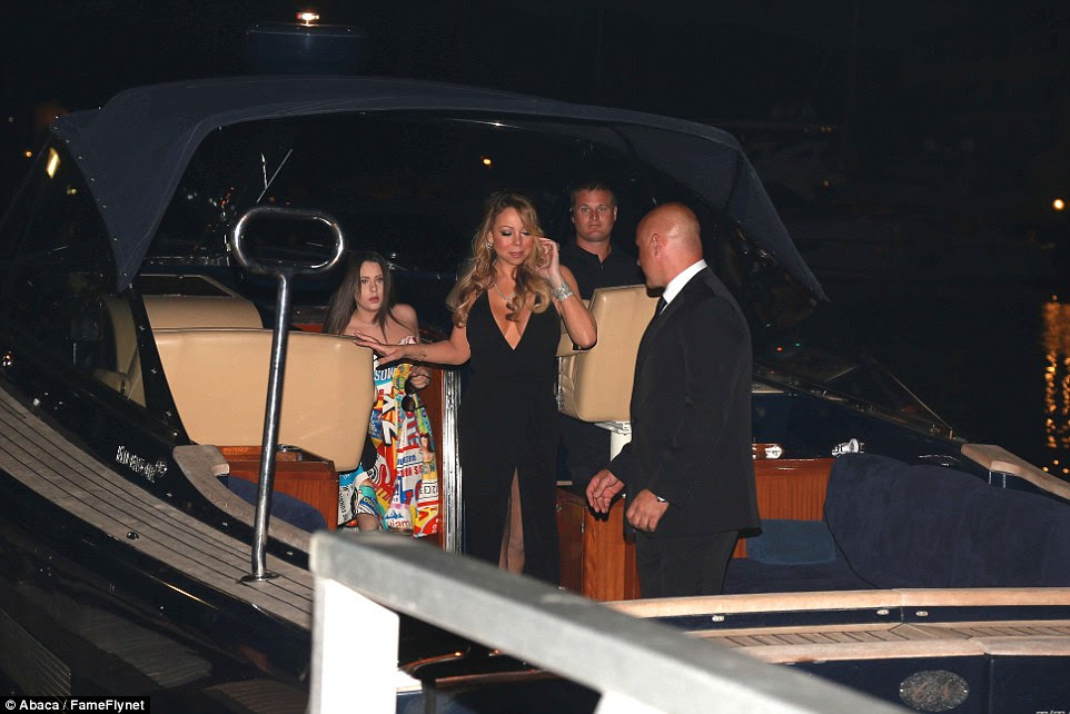Engatando um elevador: Mariah e seus amigos chegaram de barco à noite leilão chamativo de Leo