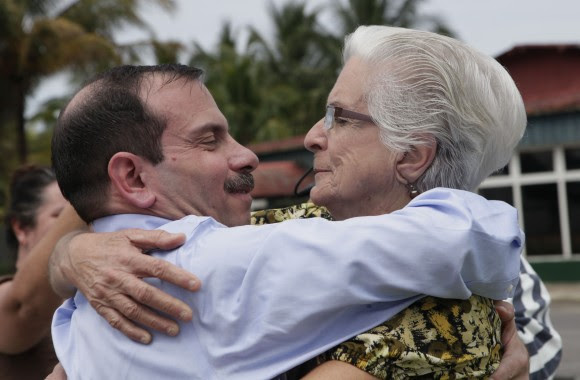 Abrazo fraternal entre Fernando y su madre. Foto: Ismael Francisco/Cubadebate