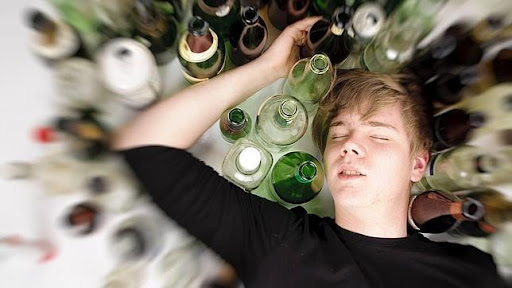 Resultado de imagen de adolescentes bebiendo alcohol