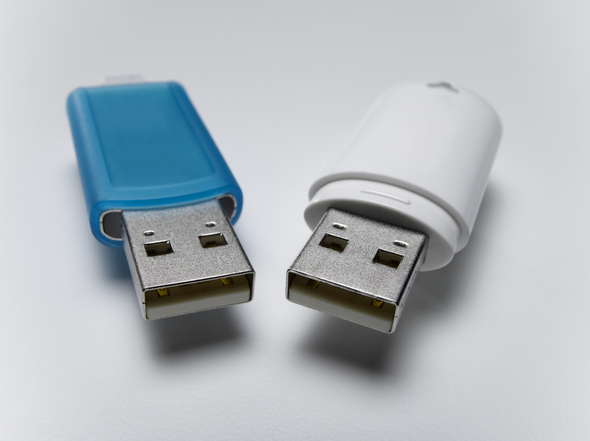 Видна флешка. MEEGO флешка компьютер. Женские подкасты про флешку. Plug into USB Port что это такое. Отличаются ли флешки для компьютера и ноутбука.