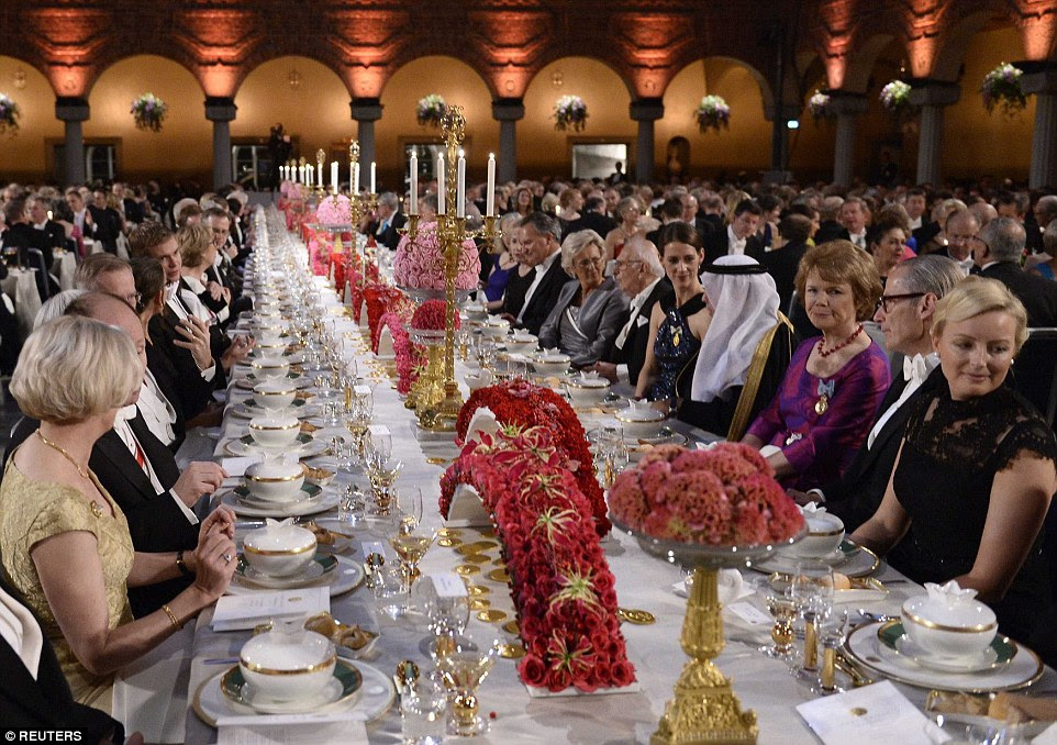 Royals, nagrodzonych i ich partnerów na zdjęciu na bankiecie Nobla. Posiłek z trzech dań coś dla ponad 1000 gości