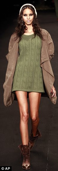 http://i.dailymail.co.uk/i/pix/2012/01/16/article-2087393-0F769A1A00000578-601_196x573.jpg