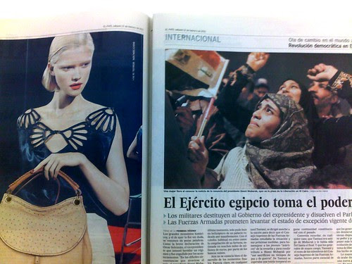 Foto de una periódico abierto.En la página izquierda, publicidad con una modelo. En de la derecha, una noticia sobre egipto con la foto de una manifestante