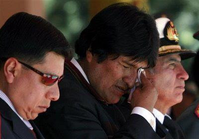El Presidente de Bolivia Evo Morales llora ante Hugo Chávez.