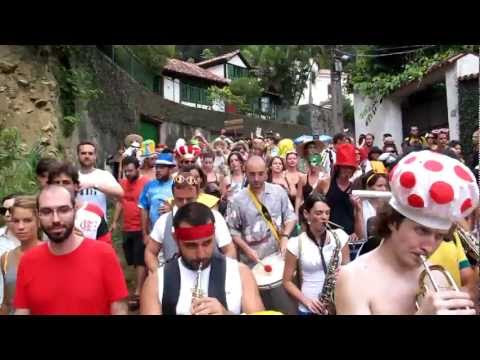 video que muestra a un grupo de gente celebrando el carnaval en honor a Super Mario