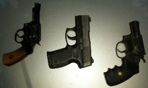 Armas foram apreendidas com suspeitos