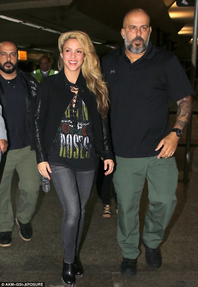 Rocha chique: A estrela foi visto mais tarde no aeroporto procurando casual em jeans e uma t-shirt Guns N Roses