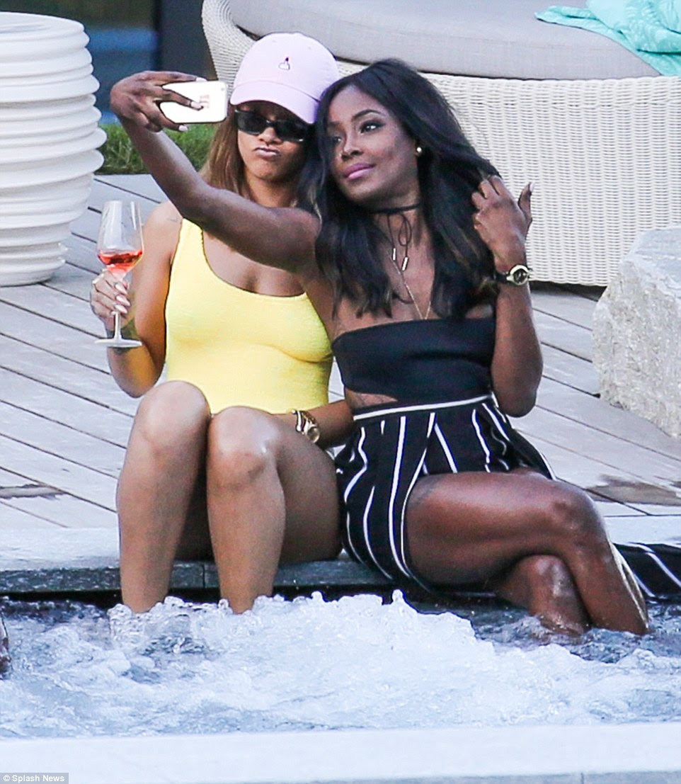 Tendo uma risadinha: Claramente querer documentar o momento e fazer algumas memórias, ela e sua amiga tomou algumas selfies em um telefone celular, com Rihanna puxando algumas expressões seriamente insolente