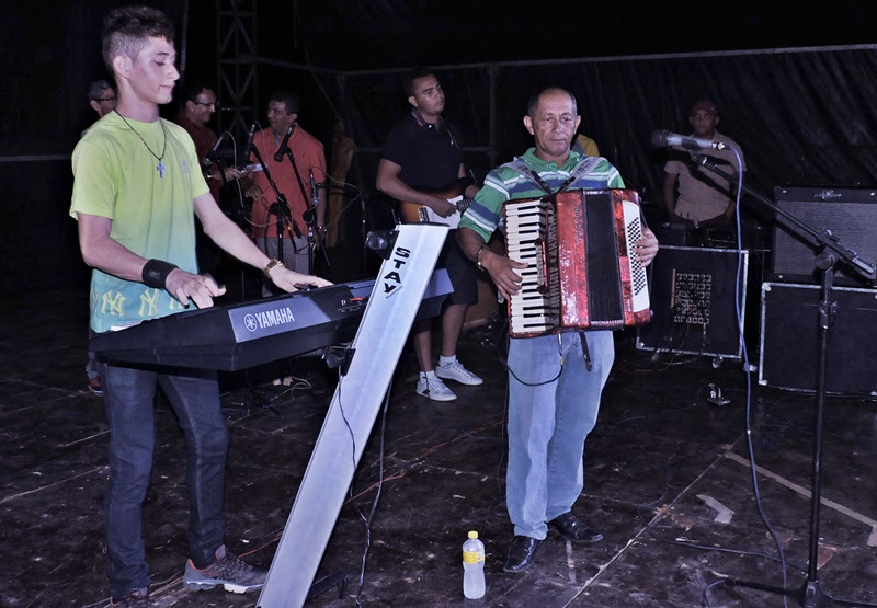 Carlos tocando ao lado do pai Celsinho