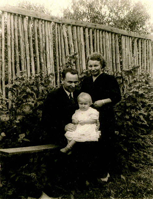Stanisław Sekuła z córką Barbarą i żoną Zofią, 1939 rok - lato.