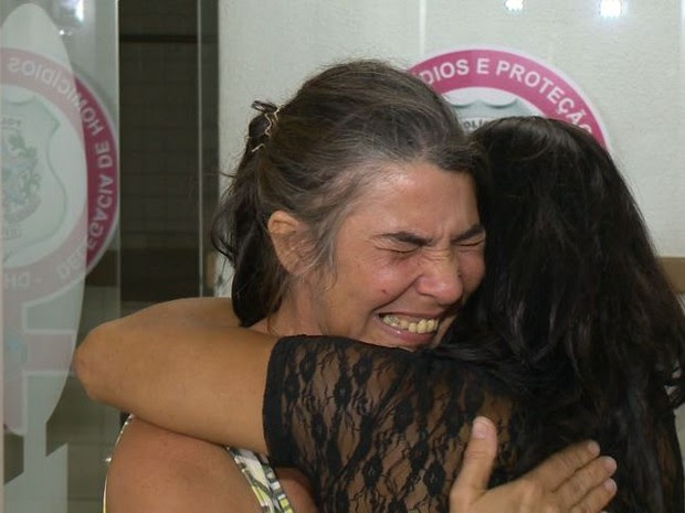 Mãe da jovem Bárbara assassinada em Vila Velha se desespera na delegacia. (Foto: Reprodução/ TV Gazeta)