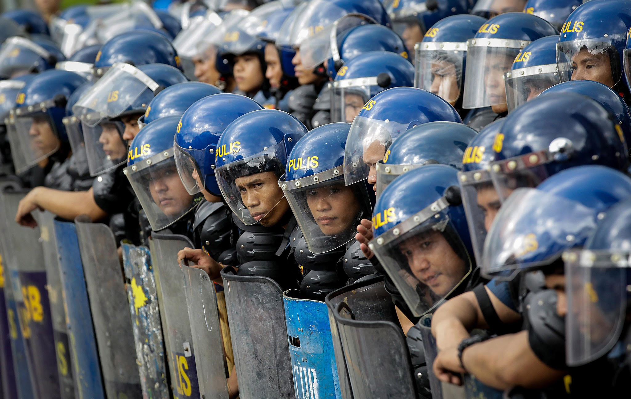 Filipino anti-riot police stand guard during a protest near the US Embassy in Manila, Philippines, 27 October 2016. Hundreds of protesters including Indigenous People, students and militant groups marched towards the US Embassy to protest against the presence of US military troops and condemning the violent dispersal on 19 October which left at least forty people hurt including twenty police officers and three people who were run over by a police van.  EPA/MARK R. CRISTINO