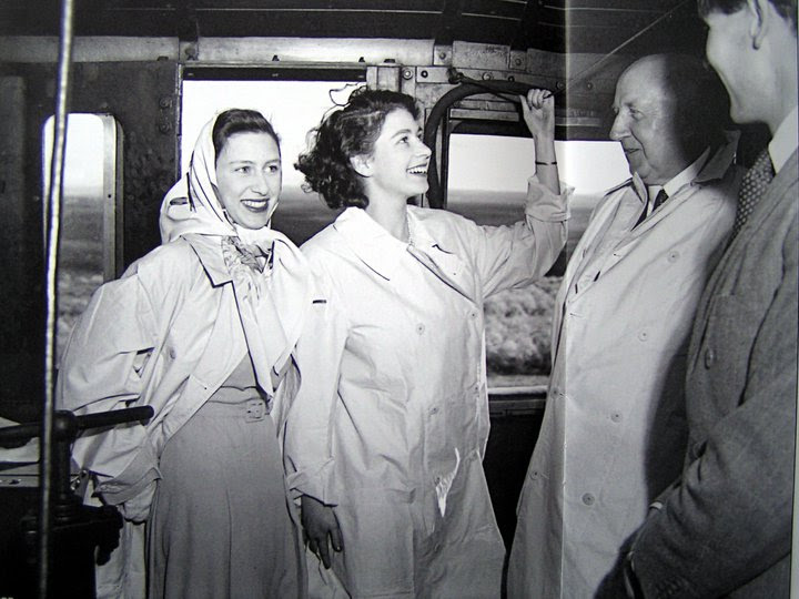File:SAR Class GEA 4024 (4-8-2+2-8-4) Princesses on footplate.jpg