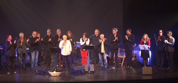 De izquierda a derecha: Conrad Setó, Lluís Ribalta, Luis Eduardo Aute, Jordi Camp, Anti-Olaf Sabaté, Luis Pastor, Joan Isaac, Maria del Mar Bonet, Sílvia Comes, Joan Manuel Serrat, Enric Hernàez, Josep Traver, Roger Mas, Laia Rius, Walter Porro y Eros Cristiani. © Xavier Pintanel De izquierda a derecha: Conrad Setó, Lluís Ribalta, Luis Eduardo Aute, Jordi Camp, Anti-Olaf Sabaté, Luis Pastor, Joan Isaac, Maria del Mar Bonet, Sílvia Comes, Joan Manuel Serrat, Enric Hernàez, Josep Traver, Roger Mas, Laia Rius, Walter Porro y Eros Cristiani. © Xavier Pintanel