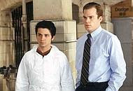 Gli attori Freddy Rodríguez e Michael C. Hall nella serie «Six Feet Under» (web)