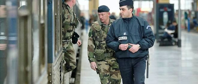 Une patrouille, composée de deux militaires et d'un agent de police, effectue une inspection, le 13 mars 2004 à la gare Saint-Charles de Marseille. La SNCF a confirmé, ce jour, qu'elle continue de mettre en oeuvre les mesures du plan Vigipirate de niveau "orange" qui relèvent d'elle et qu'elles avaient mises en place le 3 mars. (image d'illustration)