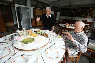 白冷會神父平日散落各鄉忙於會務,每周一都要從四面八方趕來,分享心得、聊天吃飯。 白冷會神父平日散落各鄉忙於會務,每周一都要從四面八方趕來,分享心得、聊天吃飯。