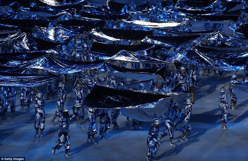 Performers dançaram durante a Cerimônia de Abertura dos Jogos Olímpicos Rio 2016 no Estádio do Maracanã em 5 de agosto