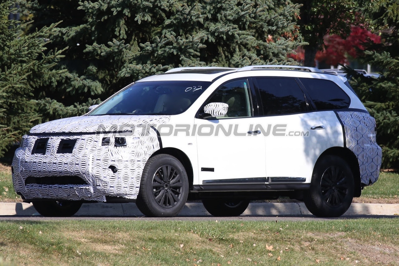 Nissan Pathfinder MY 2017 - foto spia 10-11-2015 (Foto 2 di 6) Nissan Pathfinder MY 2017 - foto spia 10-11-2015 (Foto 2 di 6)