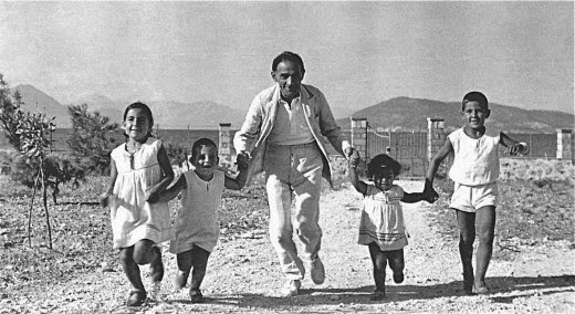 Με τα 4 από τα 5 παιδιά που απέκτησε με την Αλεξάνδρα Αναστασίου,   Ινώ, Ίωνα, Τάσο και Πέτρο. (Αίγινα, 1937)
