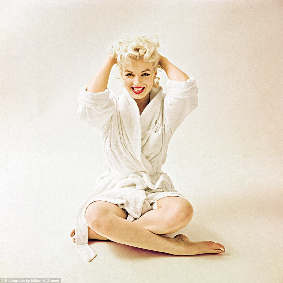 Diversão boa e limpa: Monroe acabara de terminar a maquiagem em 1955 quando Greene decidiu atirar nele ali, em seu roupão de banho