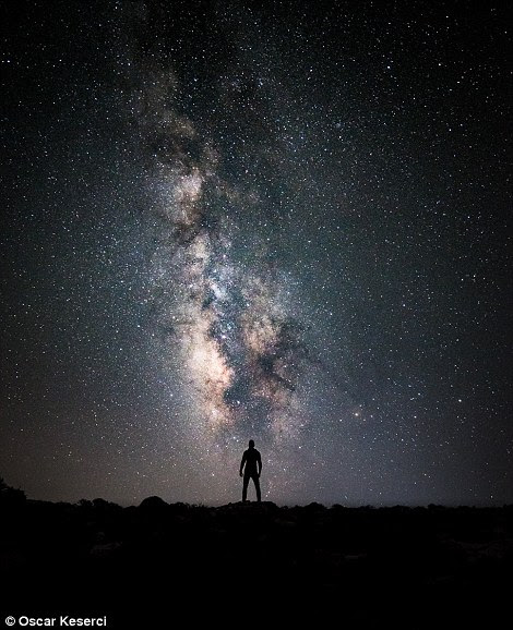 As imagens assombrosas de Oscar Keserci mostram silhuetas de árvores solitárias, praias desertas, estradas vazias e figuras individuais iluminadas pela explosão dramática de milhões de estrelas acima. Esta imagem intitulada a criação do deus, foi disparada em uma visita do verão a Rhodes. O Sr. Keserci disse que "quis encontrar o lugar o mais escuro na ilha" viajou assim com os amigos à montanha dos Attaviros, o ponto o mais elevado de Rhode para conseguir este tiro.