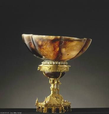 Salière (agate, or, émaux opaques sur ronde-bosse d'or, perles), entrée dans la collection de Louis XIV entre 1681 et 1684. C'est l'une des rares œuvres du XVe siècle ayant conservé sa monture d'origine et qui est entrée dans la collection de ce souverain – Paris, Musée du Louvre