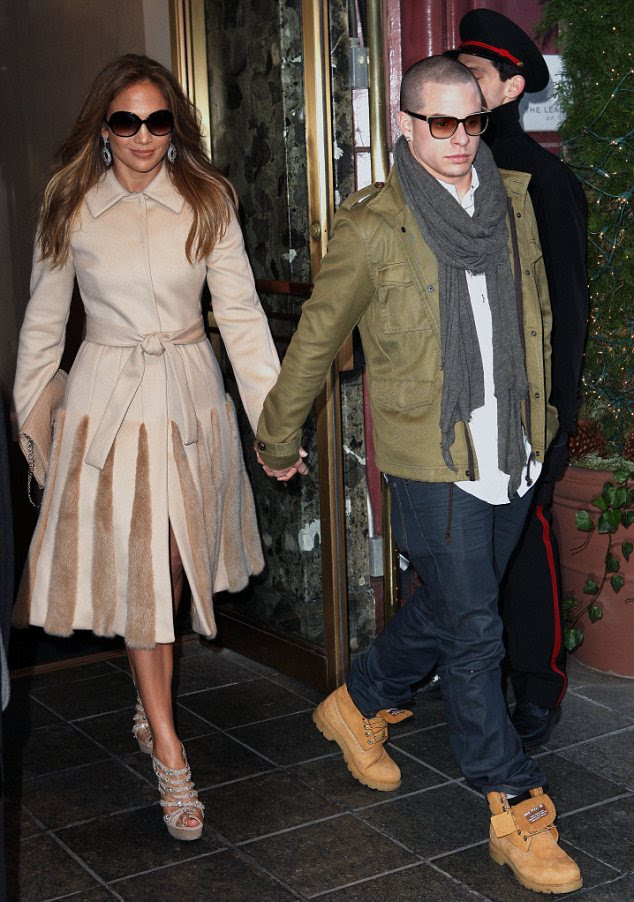 http://i.dailymail.co.uk/i/pix/2012/01/31/article-2093905-118794F8000005DC-833_634x902.jpg