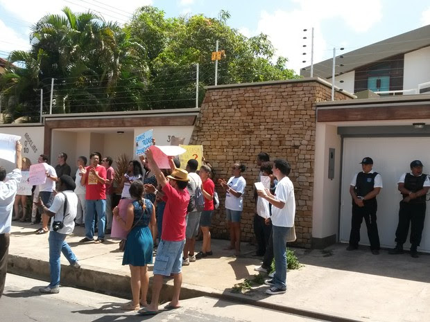 Professores e estudantes em frente à casa do reitor da UFMA, Natalino Salgado (Foto: Douglas Pinto/TV Mirante ) Professores e estudantes em frente à casa do reitor da UFMA, Natalino Salgado (Foto: Douglas Pinto/TV Mirante )