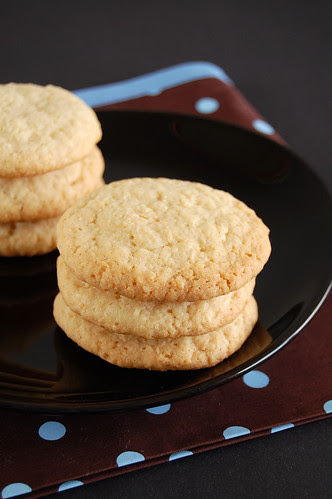 Coconut and white chocolate chip cookies / Cookies de coco e chocolate branco