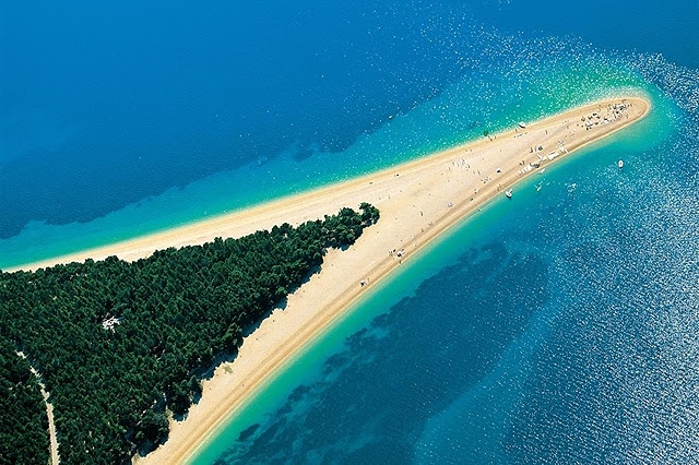 Pantai tersembunyi yaitu bentuk lahan di sepanjang garis pantai samudra 15 Pantai Tersembunyi nan Indah di DUnia