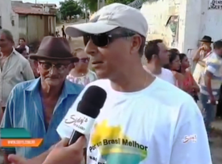 Dr. Arimateia durante entrevista a Sidys TV no protesto em prol do Hospital.