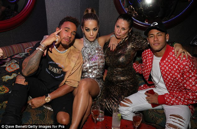 Star-studded: Os esportistas foram vistos misturando-se com uma série de grandes nomes no evento, incluindo popstar Rita Ora e Fran Culter (ambos os centros)