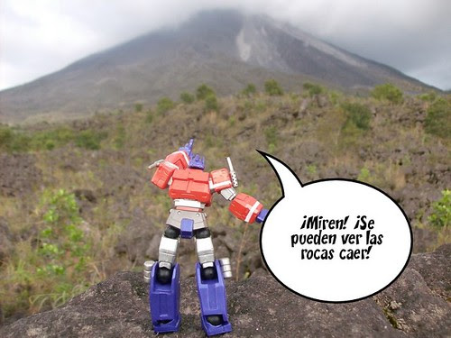 Las Vacaciones de Optimus Prime en Costa Rica - Optimus Prime en el Volcán Arenal (by mdverde)