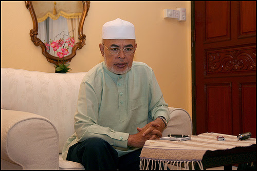 harundin Kalau nak membuat sebarang ulasan pun biarlah ianya memberi gambaran yang jelas iaitu Islam,Hanya golongan ulama sejati yang berani mengeluarkan kenyataan yang benar walaupun sedar diri terpaksa berhadapan dengan sebarang kemungkinan - Dr Harun Din