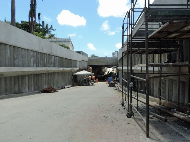Construção do Túnel da Abolição ainda interdita trecho da Rua Real da Torre (Foto: Marina Barbosa / G1)