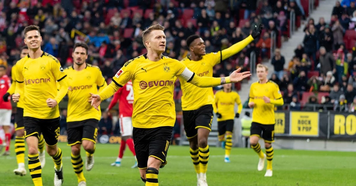 Dortmund Bvb - Borussia Dortmund players applaud empty 'Yellow Wall